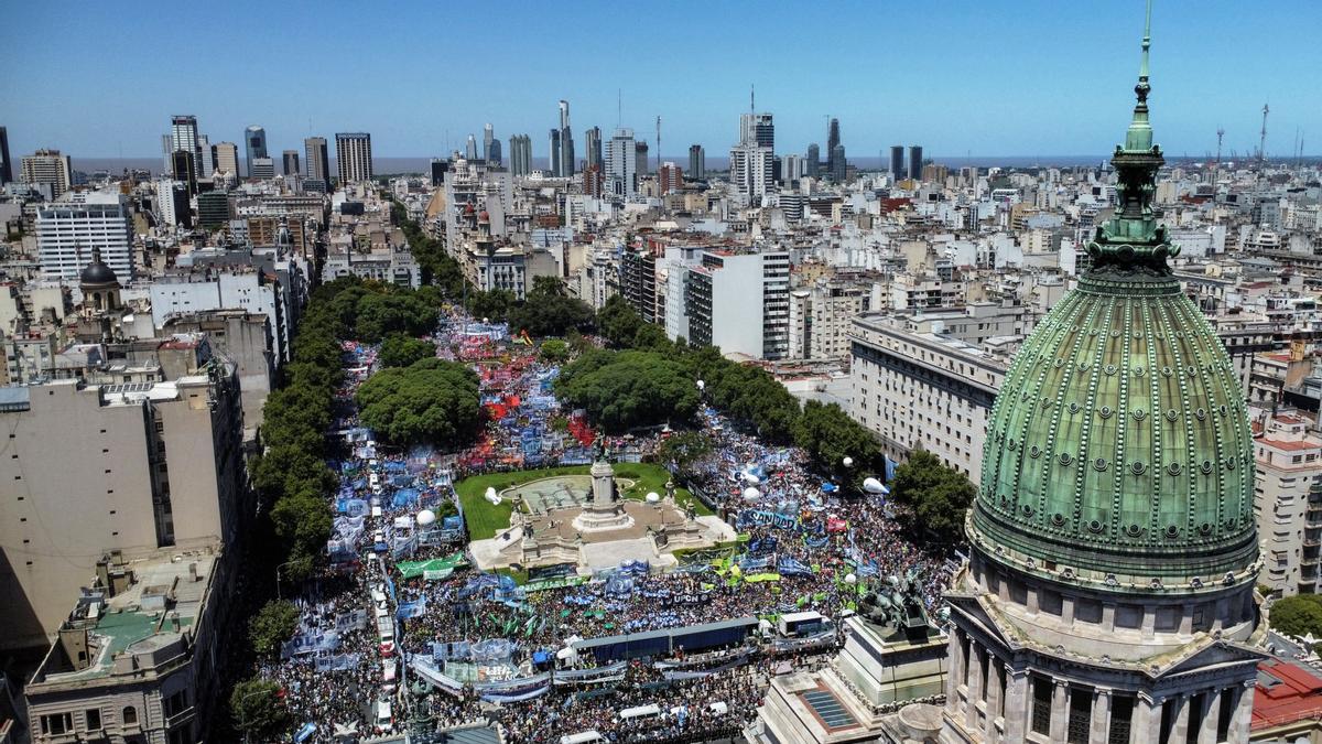 "La Patria No Se Vende": El Lema Que Juntó A Miles De Personas En El ...