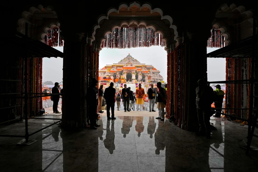 el polémico templo de rama en india recibió medio millón de visitantes en su apertura al público