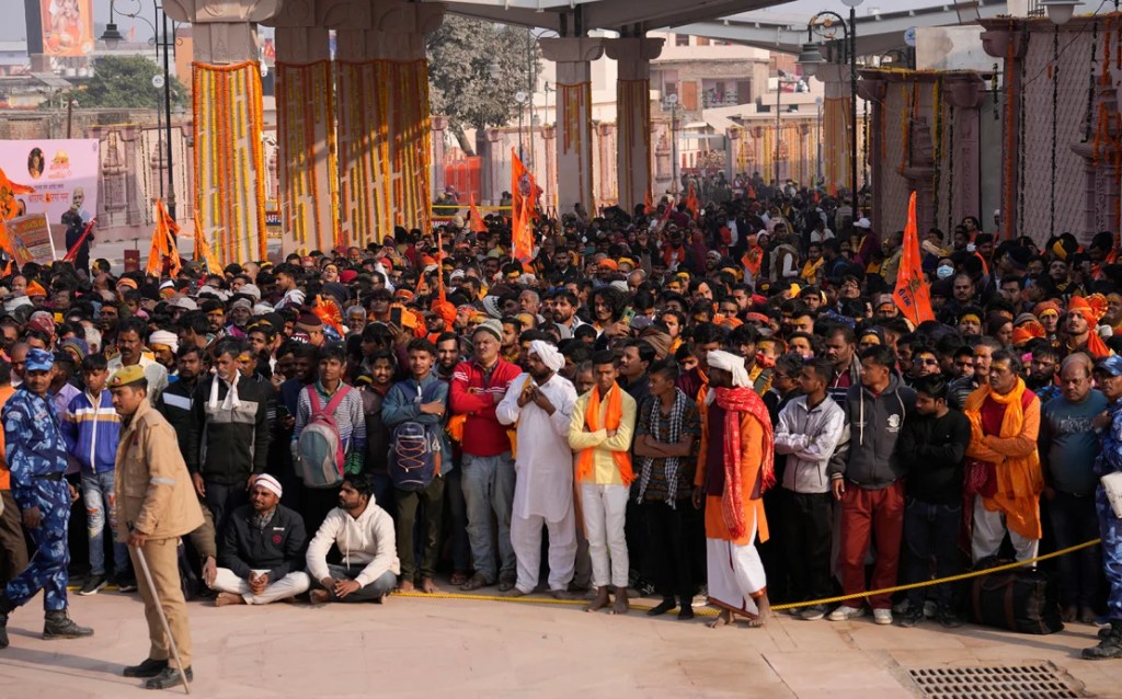 el polémico templo de rama en india recibió medio millón de visitantes en su apertura al público