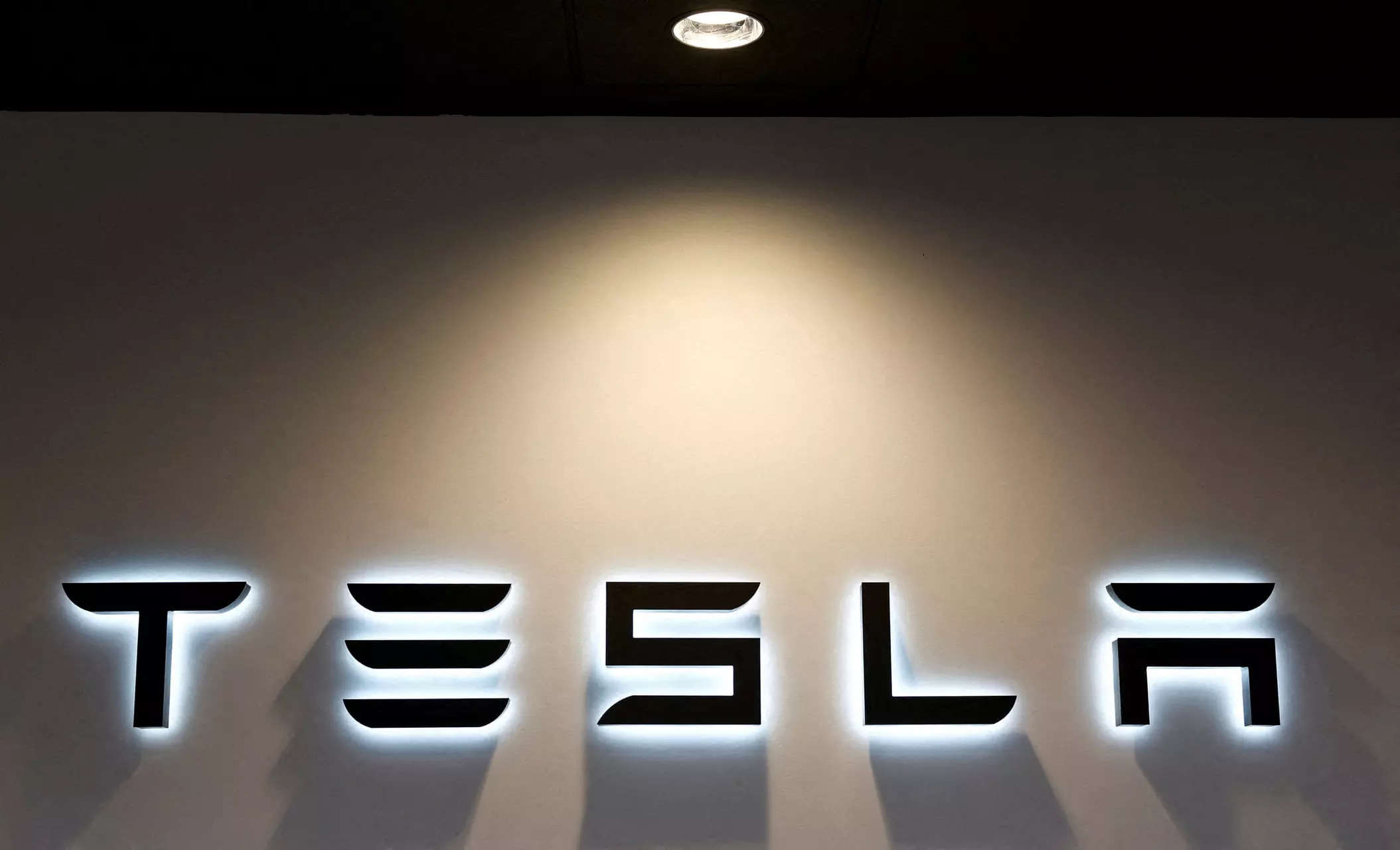 tesla plans to build new evs in mid-2025