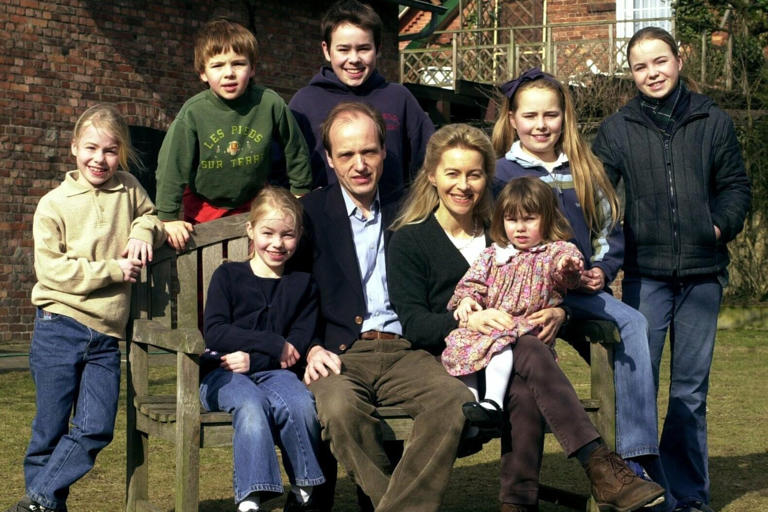 EU-Kommissionspräsidentin Ursula von der Leyen mit ihren sieben Kindern und Ehemann Heiko von der Leyen 2003 im Garten ihres Hauses in Niedersachsen.