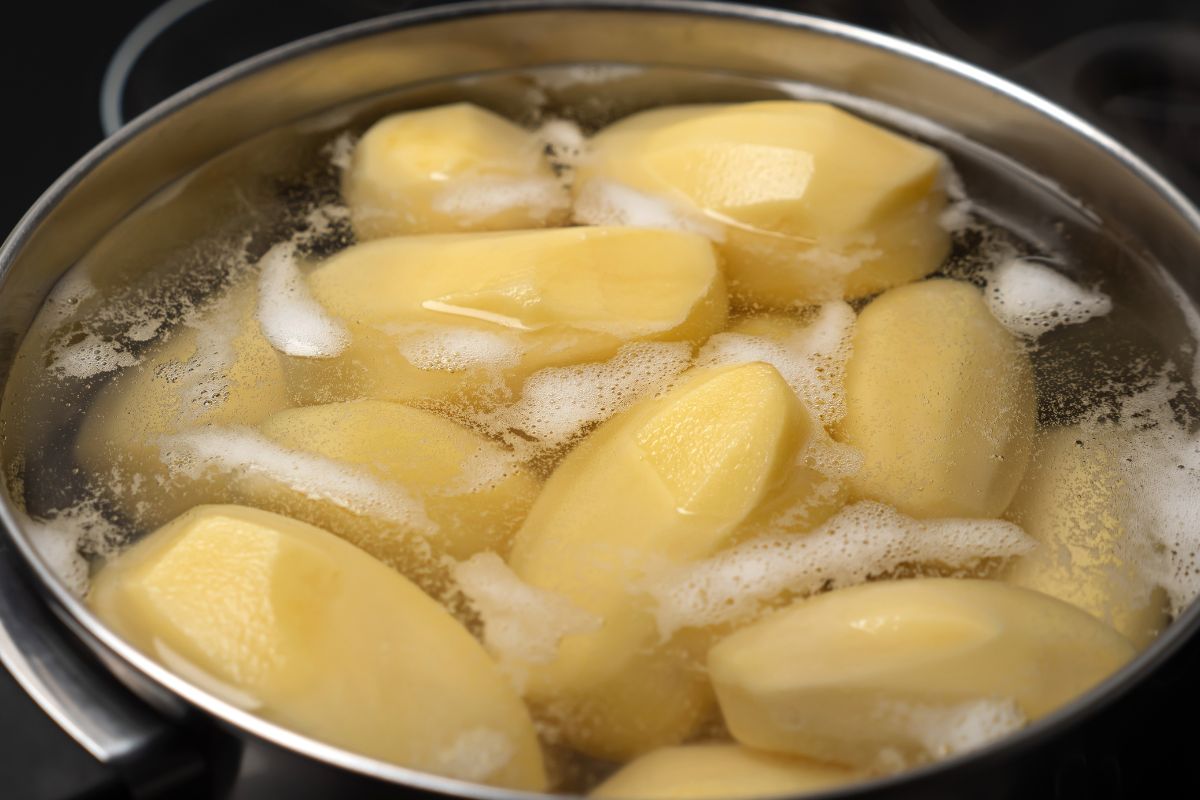 Boiling potatoes Unveiling common mistakes and secrets to retaining