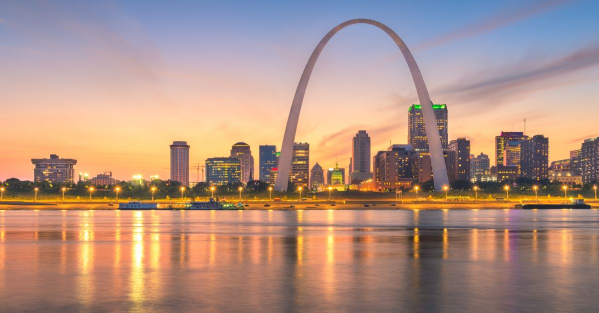 <p> St. Louis’s Gateway Arch is known (and can be seen) far and wide. Standing 630 feet tall, the Gateway Arch is the tallest monument in the U.S.  </p> <p> Travelers can take a tram to the top, explore the Museum at the Gateway Arch, or take a river cruise along the Mississippi to see the arch in all its glory.</p>