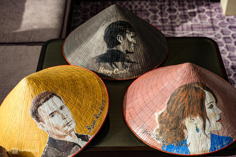 Ba chiếc nón lá Việt Nam được họa sĩ trẻ Quyết Dương vẽ chân dung ba diễn viên trong phim.
