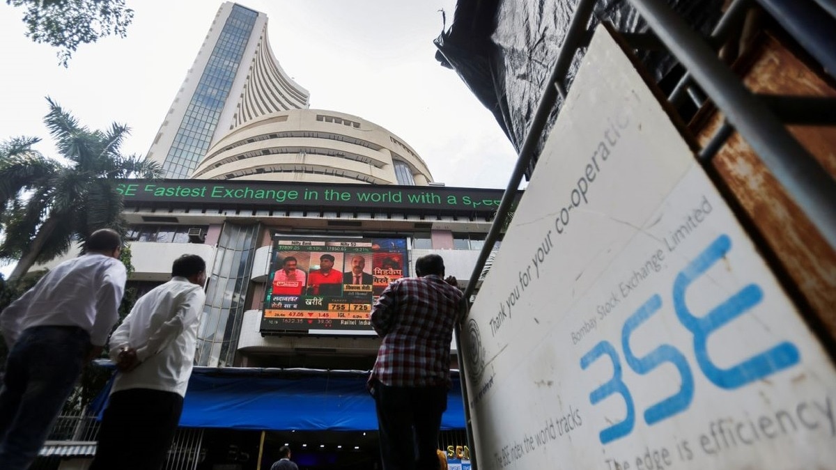 sensex, nifty fall as it stocks drag; tech mahindra down 4%