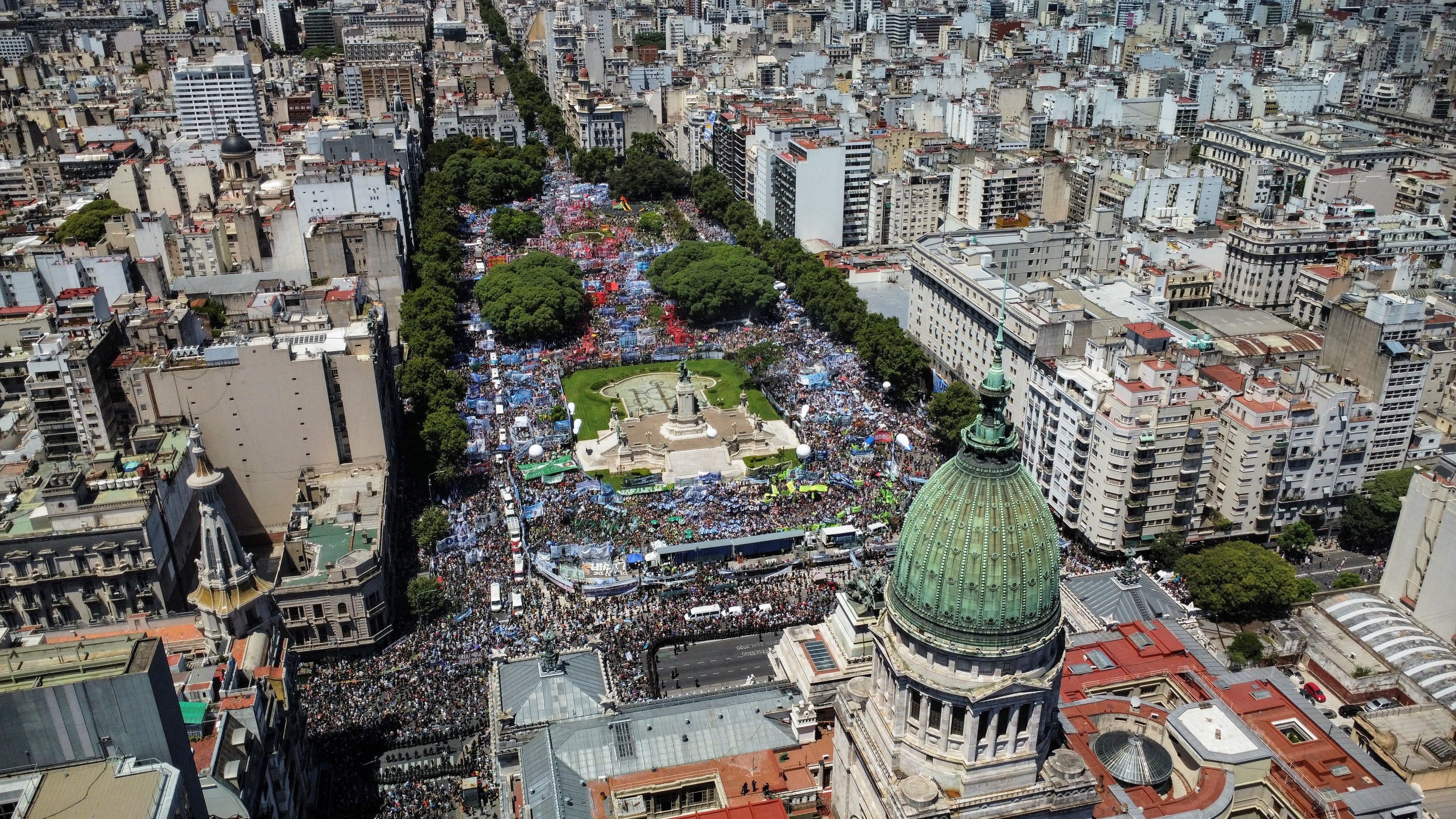 polémica por el aumento de sueldos de senadores se toma el debate en argentina