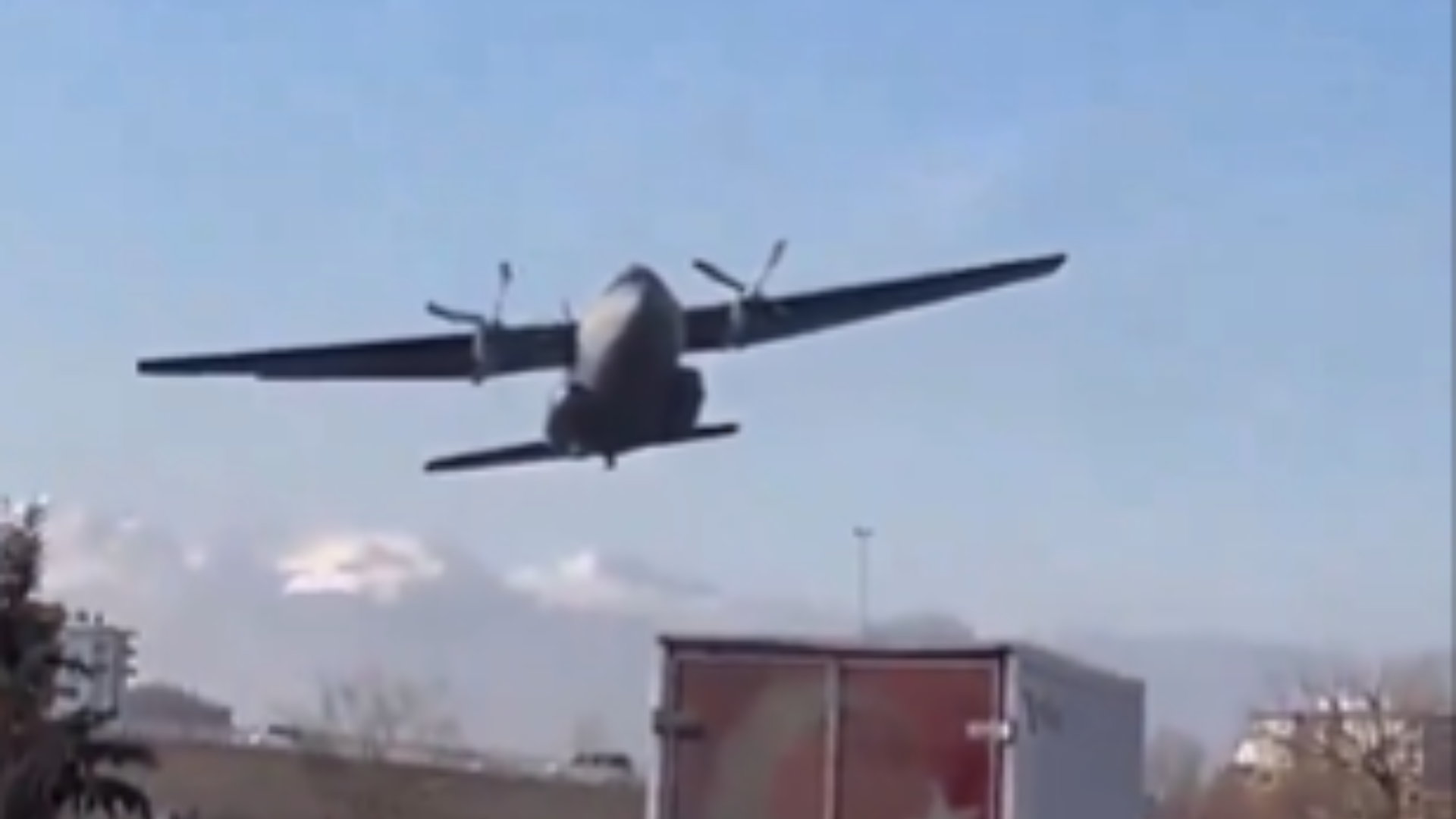 awaryjne lądowanie samolotu wojskowego w turcji. nagranie mrozi krew w żyłach