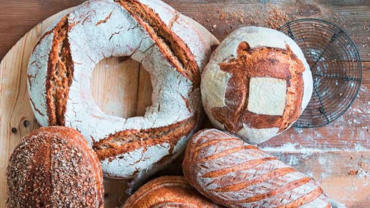 Im Brotkasten aus Ton: So bleibt Brot länger frisch