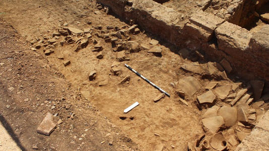 Αρχαίο οινοπωλείο ηλικίας 1.600 ετών ανακαλύφθηκε στην Ελλάδα – Το «ξαφνικό γεγονός» που το ισοπέδωσε και το μυστήριο με τα διάσπαρτα νομίσματα