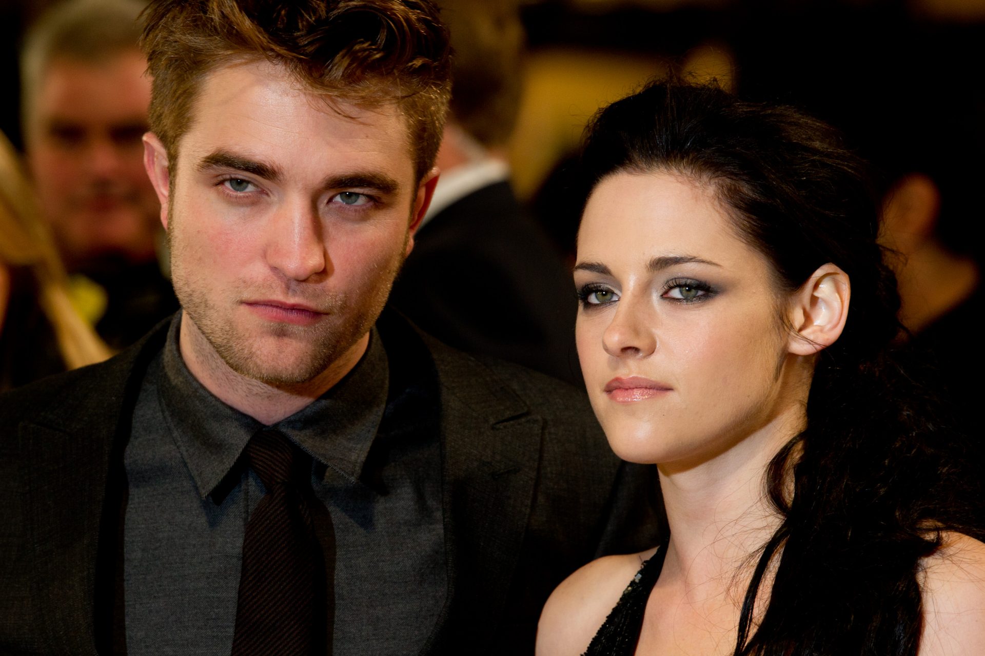 <p>La storia d'amore tra Kristen Stewart e Robert Pattinson è stata una delle più conosciute e chiacchierate di Hollywood, una relazione che ha coinvolto paparazzi, fan, terzi incomodi, lupi, vampiri e moltissime copertine... Te lo ricordi?</p>