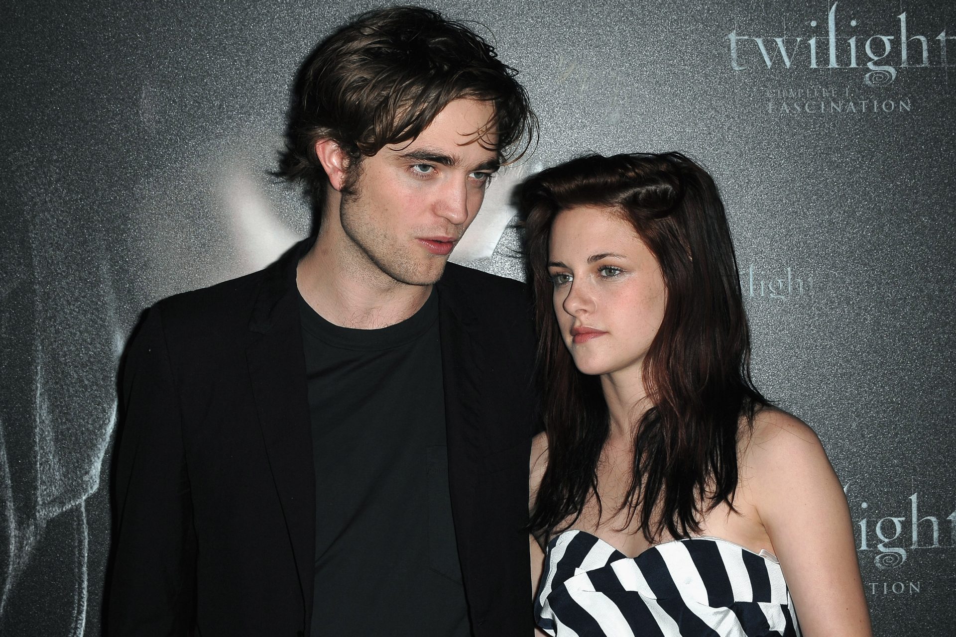 <p>Pochi giorni prima della première di "Twilight", nel novembre 2008, Robert Pattinson tesseva le lodi dell'attrice in un'intervista a "Vanity Fair": «Kristen è fantastica. La sua professionalità mi ha fatto tenere la bocca chiusa quando non recitavo».</p>