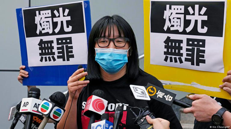 鄒幸彤2021年6月5日獲保釋後離開香港警局。