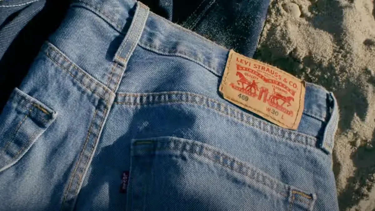levi strauss fa causa a brunello cucinelli per l’etichetta “quasi identica” del taschino dei suoi jeans