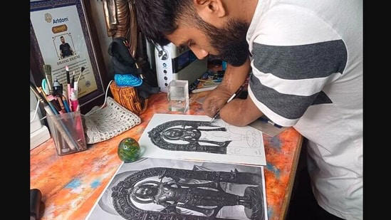 Differently-abled artist sketches Ram Lalla’s idol that sits in the ...