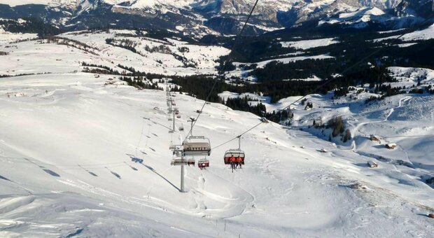 incidente in seggiovia sull'alpe di siusi: sciatrice cade nel vuoto e muore, grave una 55enne
