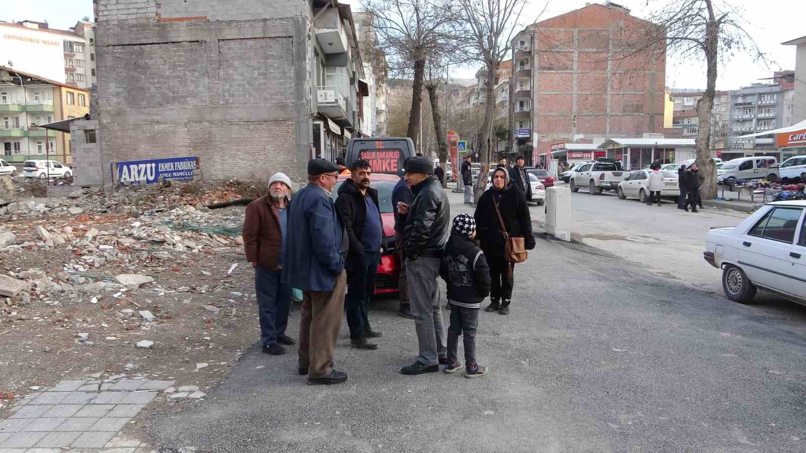 5.2’lik depremle sarsılan malatyalılar sokaklara döküldü