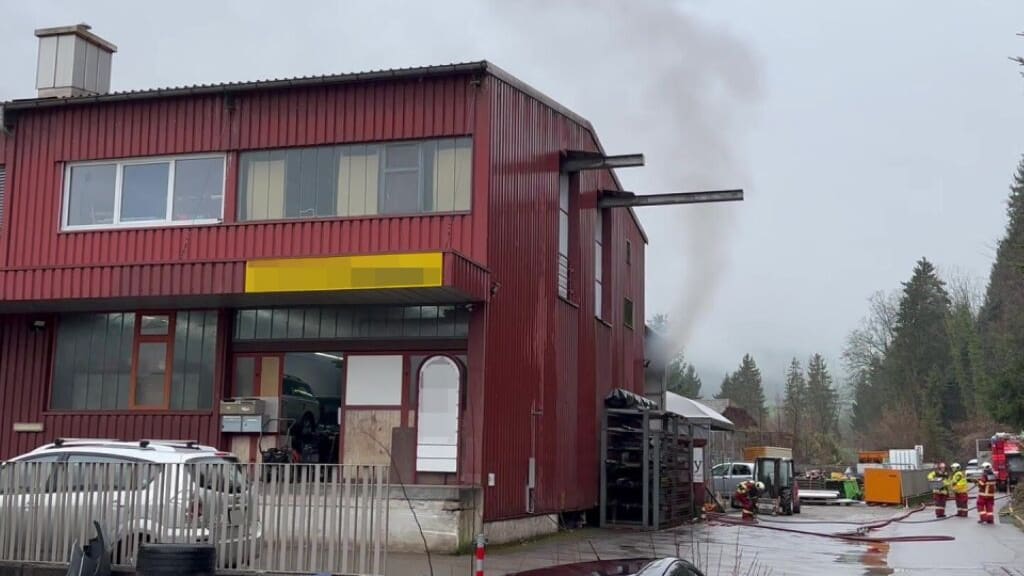zwei personen verletzt: feuer in industriegebäude in altendorf sz