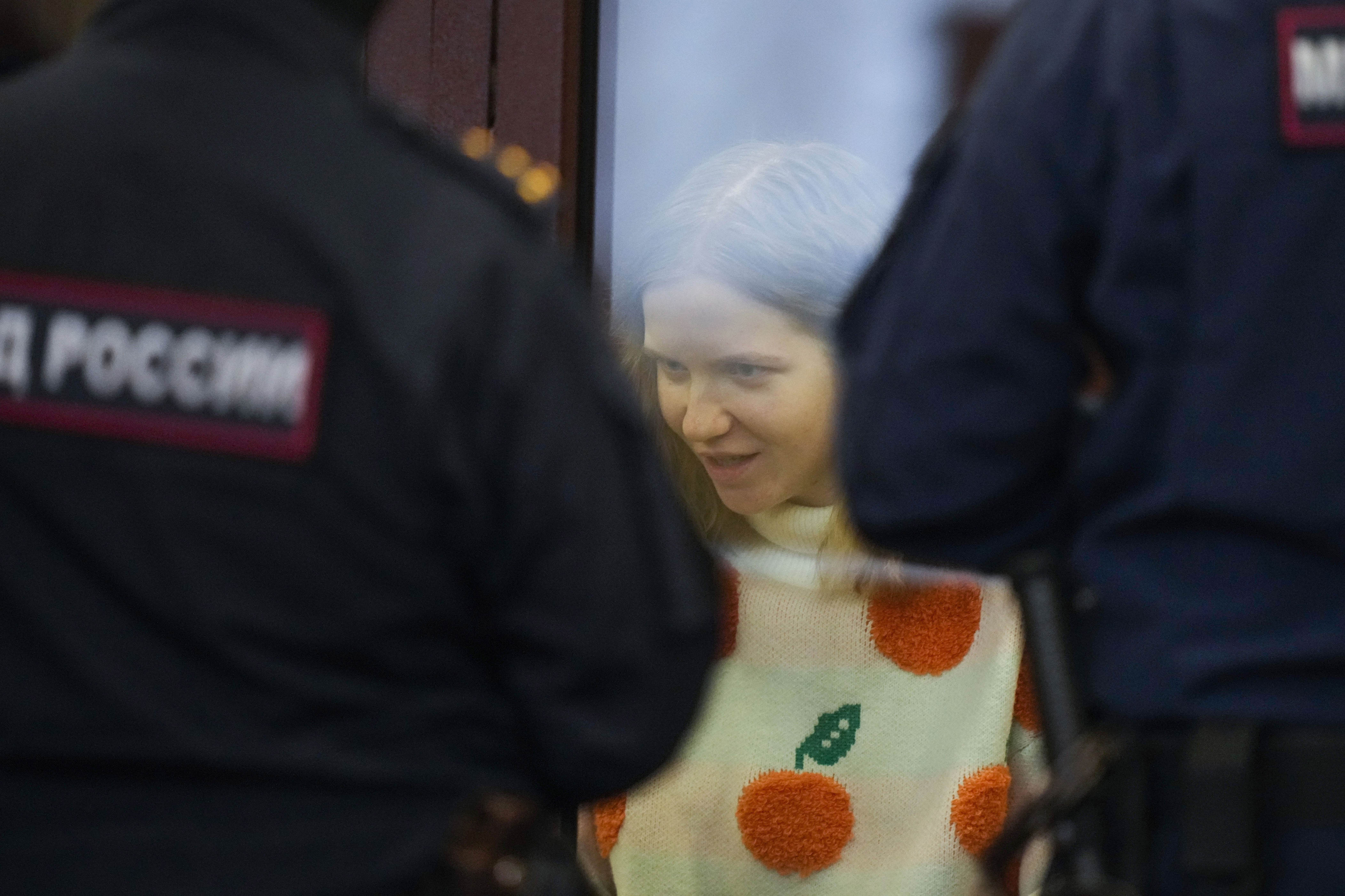 eine junge russin überreicht einem kriegspropagandisten eine büste mit verstecktem sprengstoff – nun wird sie dafür verurteilt