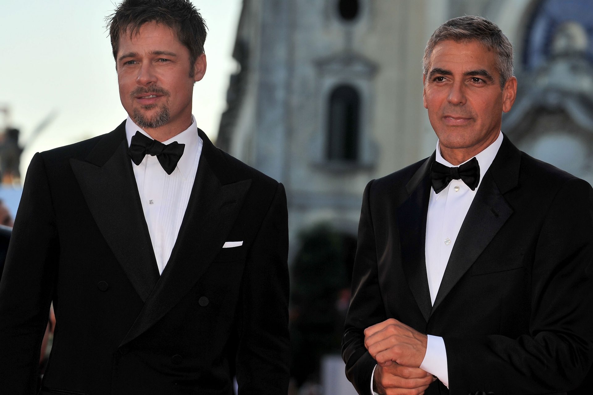 Клуни питт. Брэд Питт и Клуни. Джордж Клуни и Брэд Питт. Brad Pitt and George Clooney. Брэд Питт в смокинге.