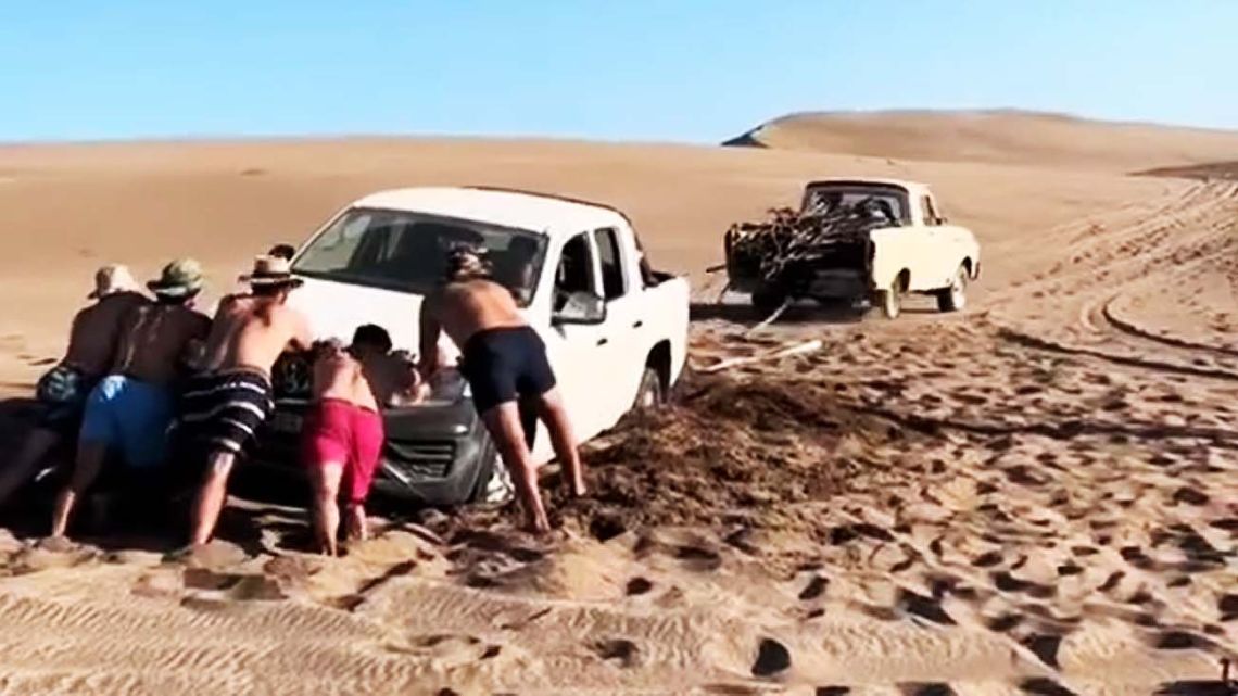 el video viral de la pick-up antigua que rescató a una 4x4 atascada en la arena