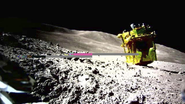 Een foto gemaakt door het robotvoertuigje LEV-2, meteen na de landing, toont dat de maanlander op zijn zijde terechtgekomen is en daardoor onvoldoende zonlicht kon opvangen.