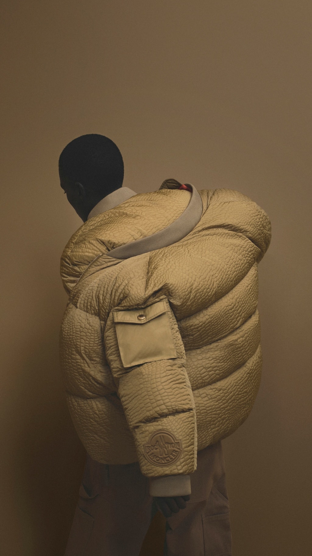 moncler y jay-z han diseñado la chaqueta bomber puffer más estilosa del invierno (y hasta han hecho una minifilm)
