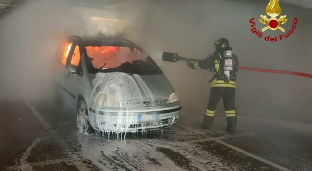 Incendio A Camerano, Auto Va A Fuoco Nel Garage Sotterraneo Dell'Ikea ...