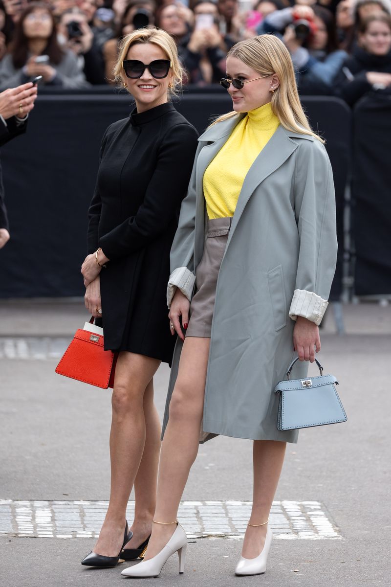 reese witherspoon y su hija ava phillippe eligen looks totalmente opuestos para el desfile de fendi