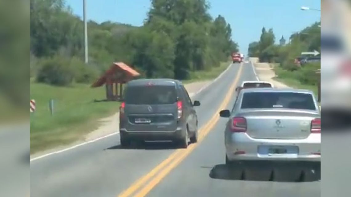 maniobra peligrosa en una ruta de córdoba se volvió viral: la policía denunció al dueño del auto