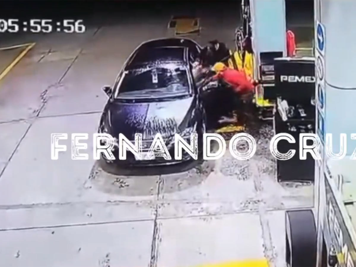 video: así de fácil bajan a conductor y se llevan su auto en gasolinera de edomex