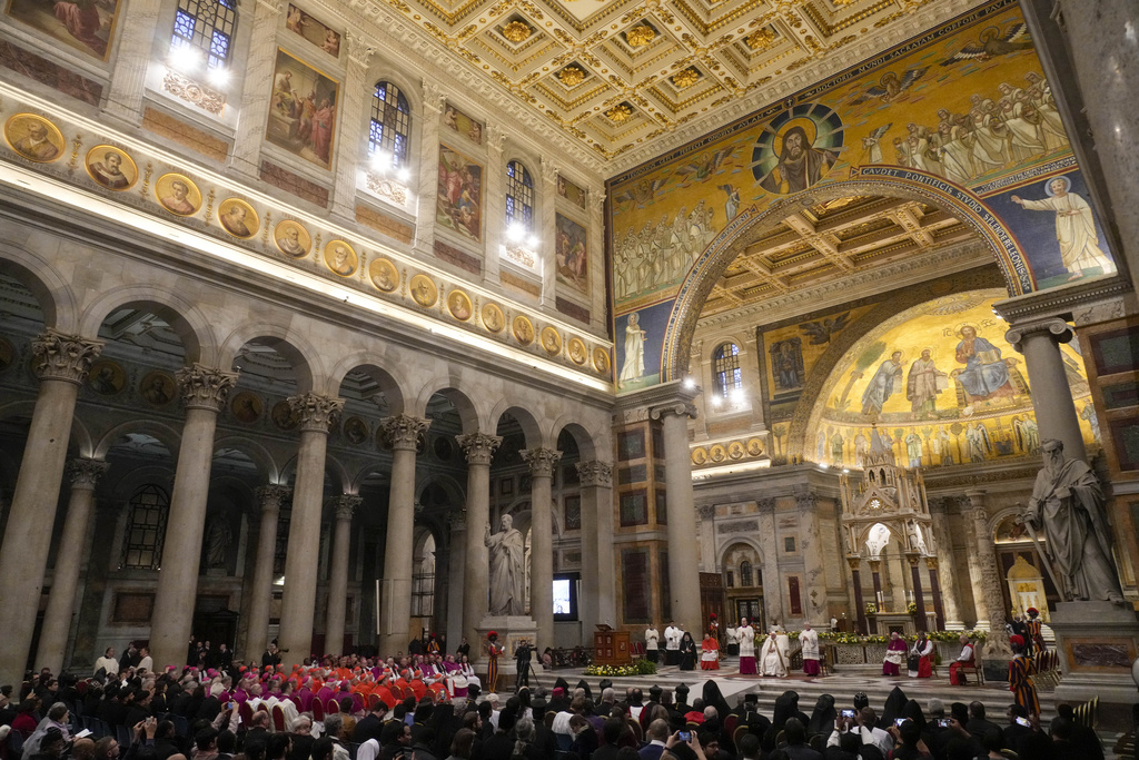 ρώμη: ακτιβίστριες διέκοψαν λειτουργία του πάπα φραγκίσκου - δείτε γιατί
