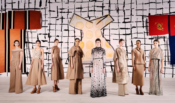 한소희, 나탈리 포트만 참석한 디올쇼… 우아한 현대 패션 선보여