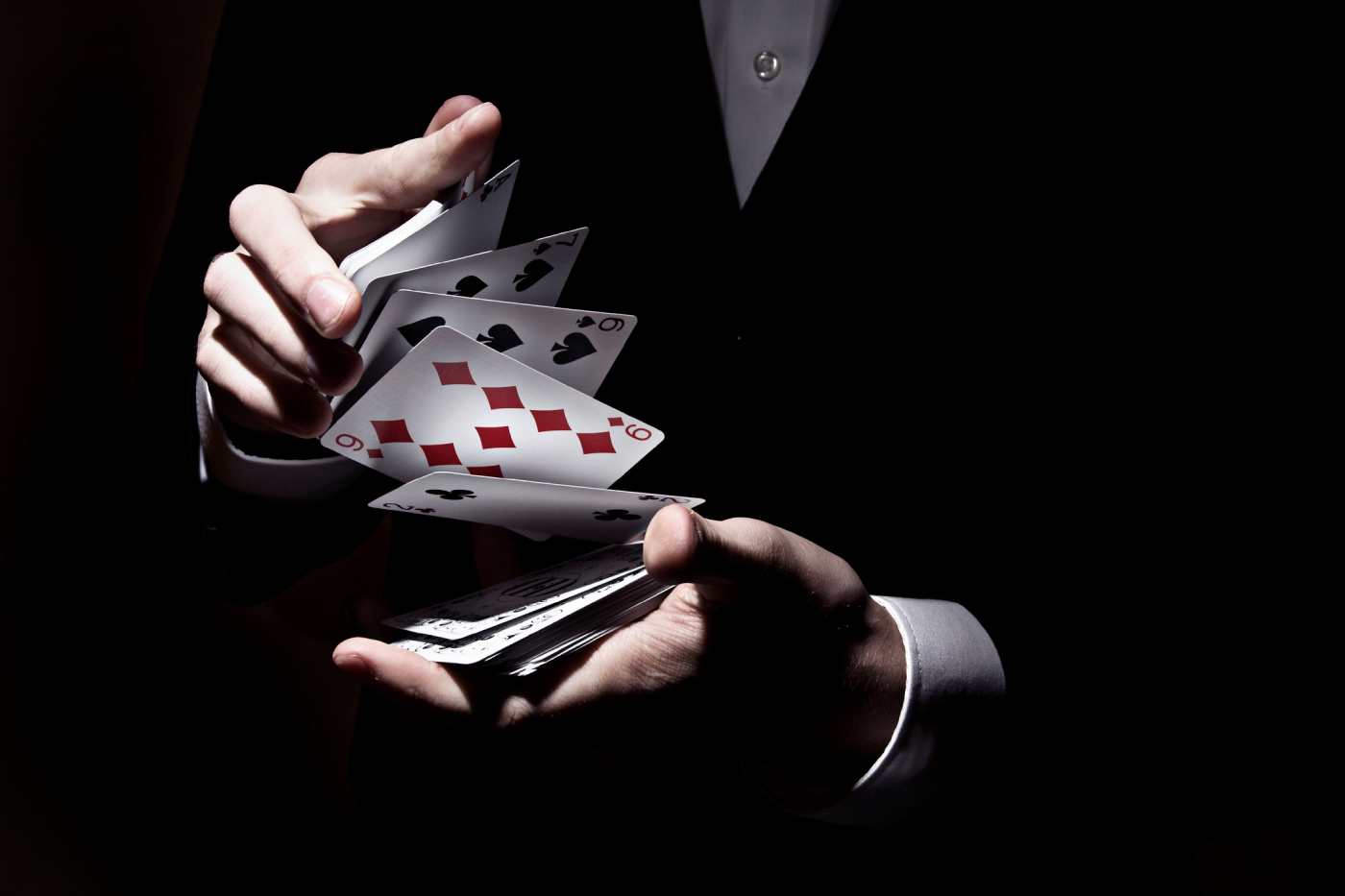 este mago español enloquece al público de un show de eeuu con uno de los trucos de cartas más locos