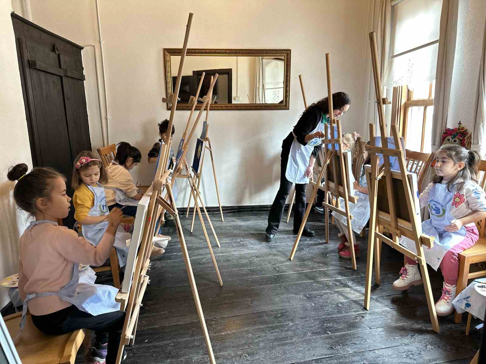 çocuklar sanatevinde renkli bir gün geçirdi