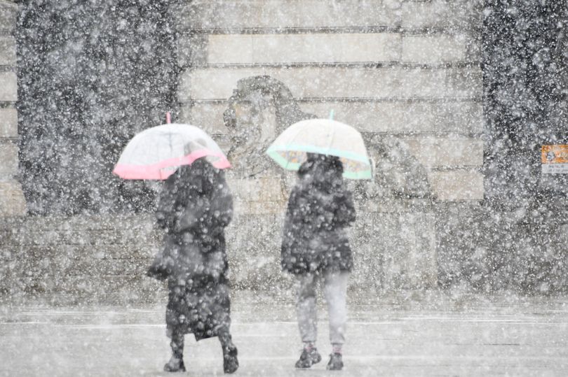 met office warns of february freeze as 572-mile 'wall of snow' forecast