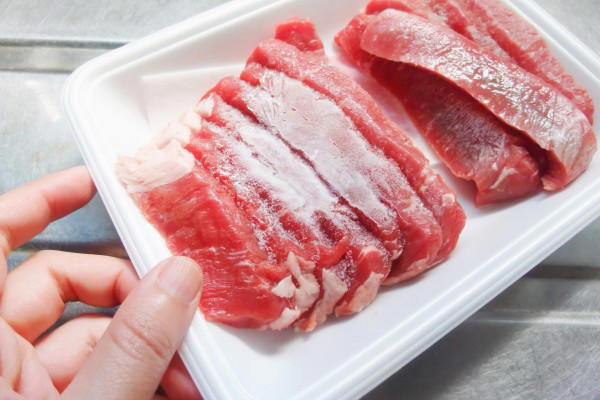 退冰冷凍肉別再泡水！小心細菌全吃下肚，1方法安全又保持口感