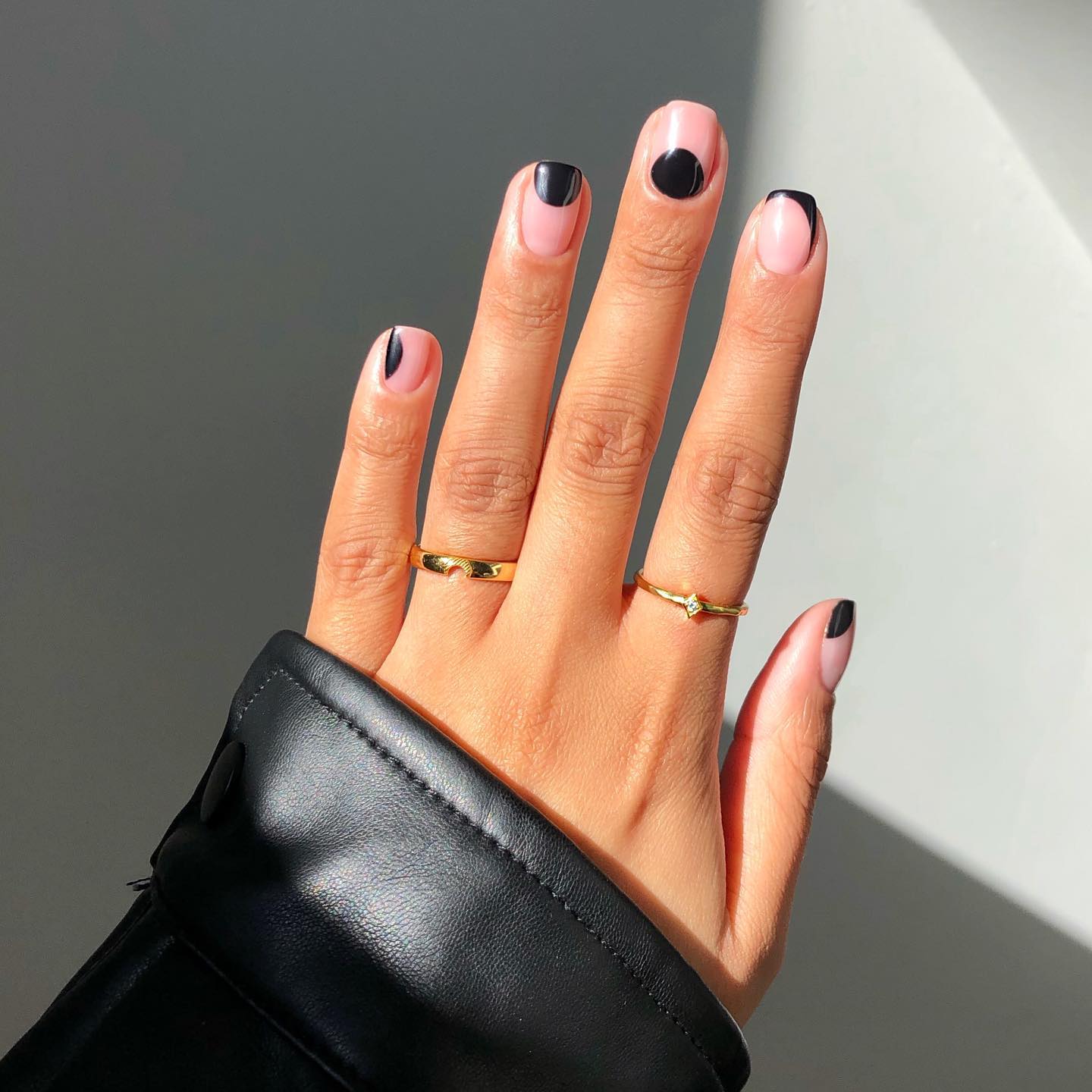 diseños de uñas negras cortas: elegantes y sofisticadas
