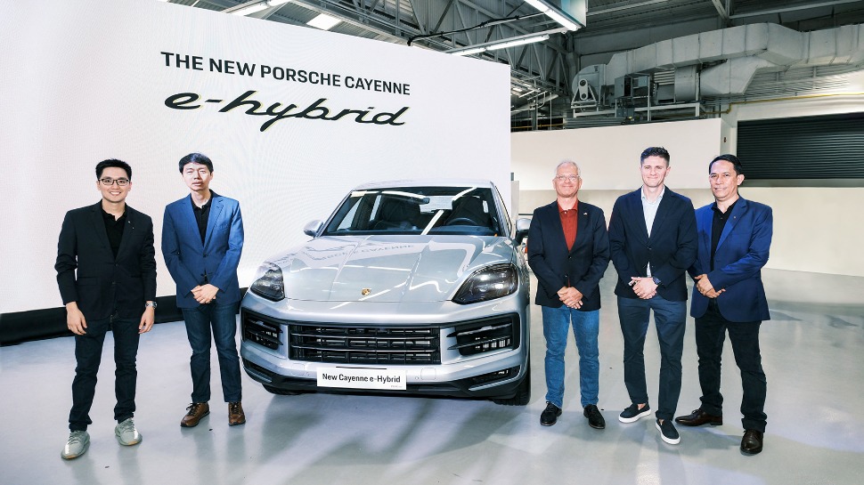 the new porsche cayenne e-hybrid combines power and purpose