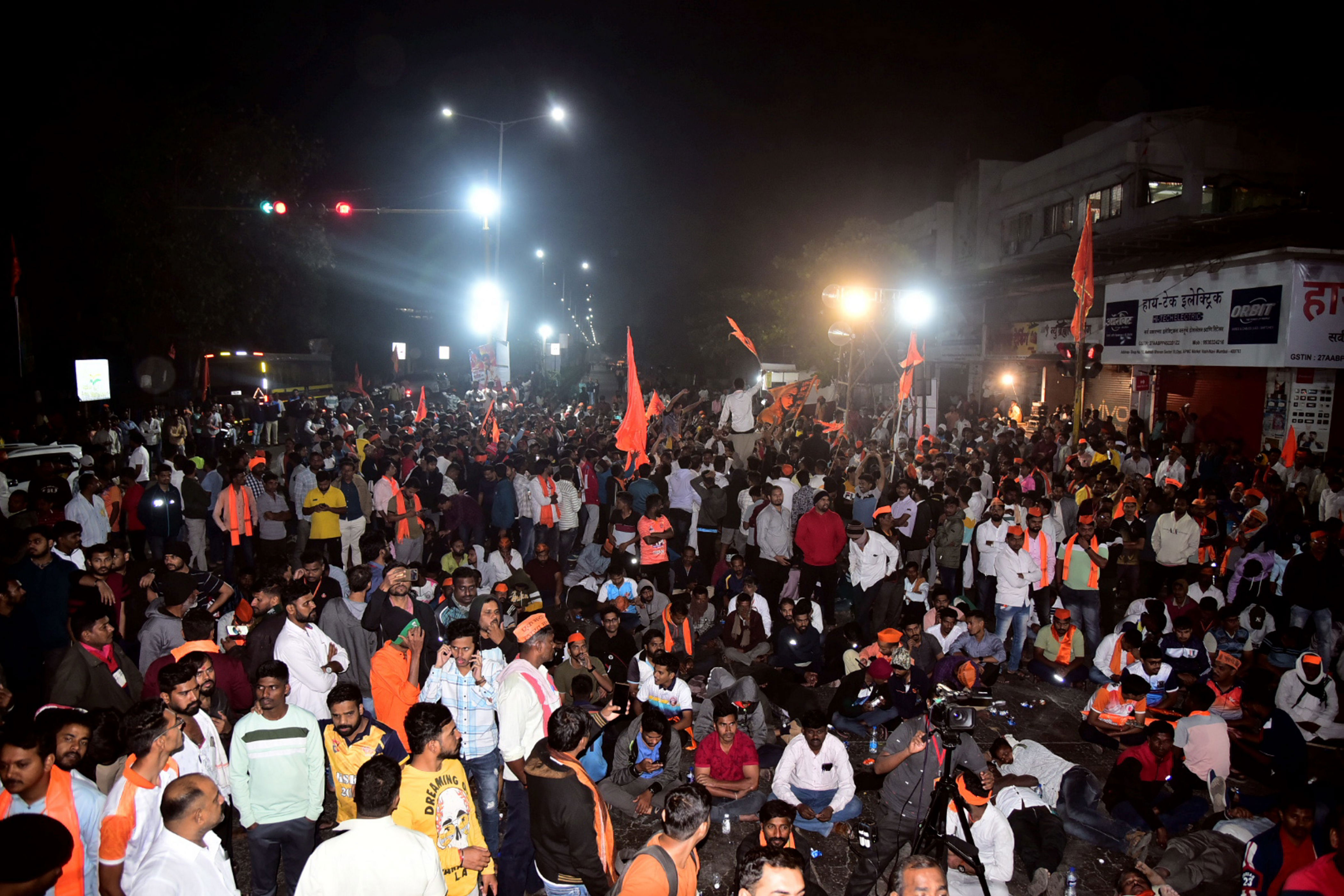 jarange halts at mumbai's doorstep; makes new demand: free education for all marathas