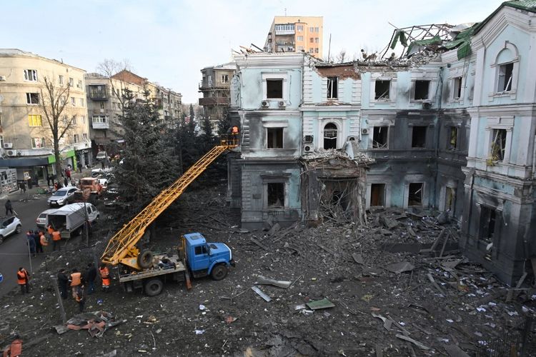 rudal rusia serang kota bersejarah di ukraina, 18 orang tewas