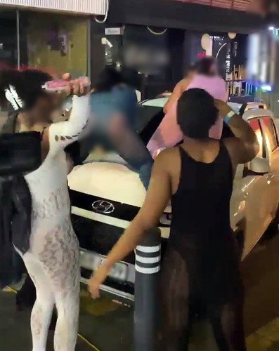 미군기지 앞 주차 차량 올라가 성적 행위 묘사한 외국인 여성들