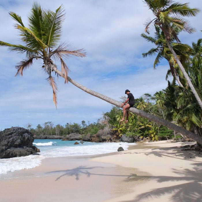 La playa de arena blanca que está rodeada de selva tropical y queda en