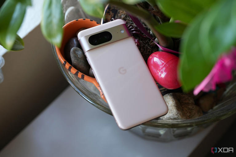 What colors does the Google Pixel 8 series come in?