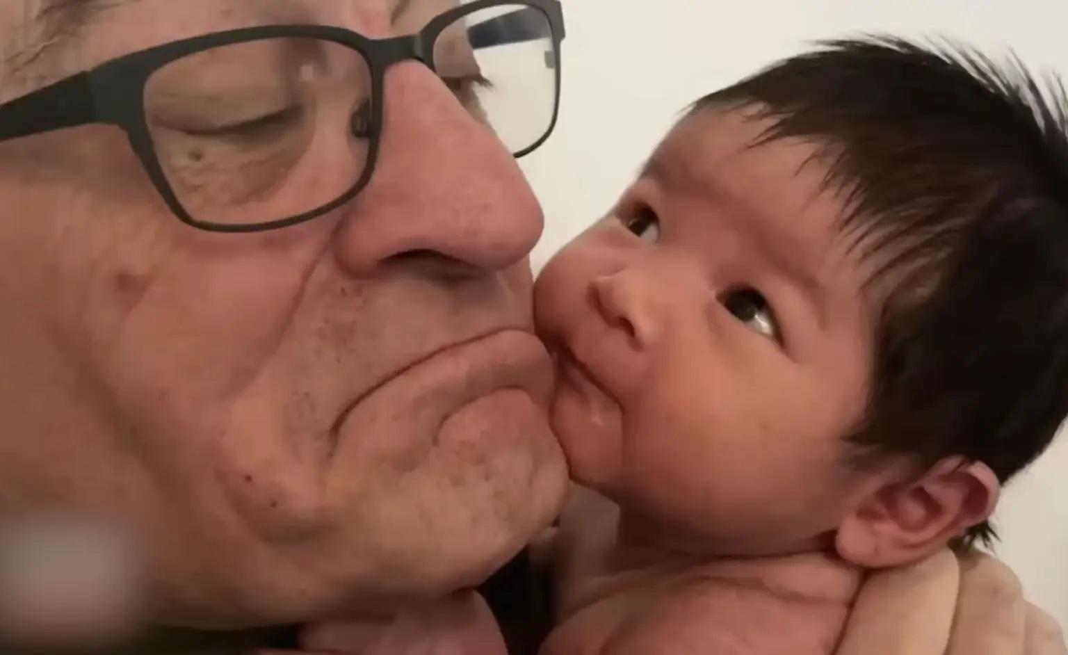 79 yaşında 7’nci kez baba olmuştu… küçük kızını anlatırken gözyaşlarını tutamadı