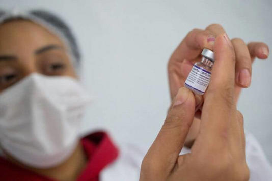 Enfermeira segura vacina da Pfizer contra a covid-19: imunizante que utiliza RNA mensageiro em sua composição. Foto: TIAGO QUEIROZ / ESTADÃO 20/10/2021