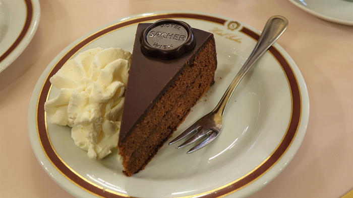 šéfkuchař hotelu pupp nám prozradil recept na legendární dort: voní meruňkami a čokoládou a je krásně vláčný