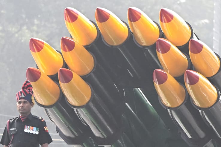 macron en inde: chars, lance-missiles.... les images de l'impressionnant défilé militaire à new dehli