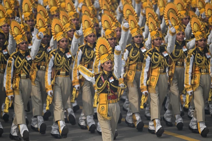 macron en inde: chars, lance-missiles.... les images de l'impressionnant défilé militaire à new dehli