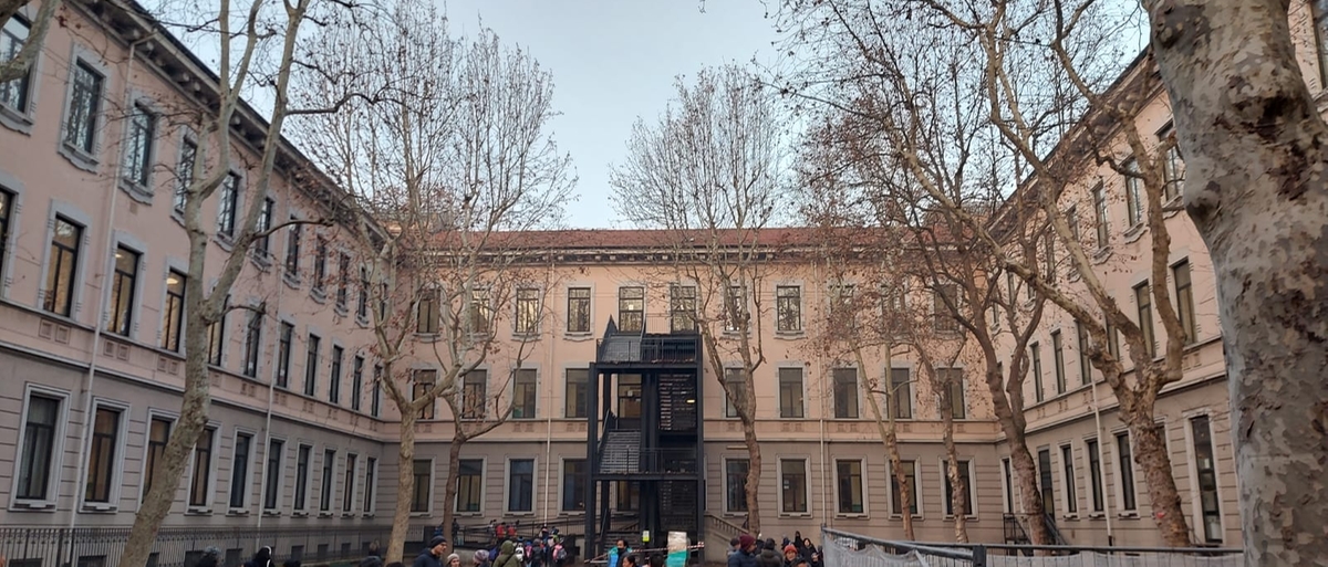 Rissa Tra Mamme In Attesa Dei Bambini Davanti Alla Scuola Elementare ...