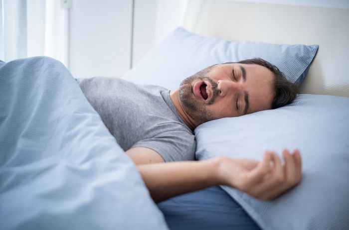 sin cirugía ni medicamentos: el truco que te ayudará a dejar de roncar sin esfuerzo
